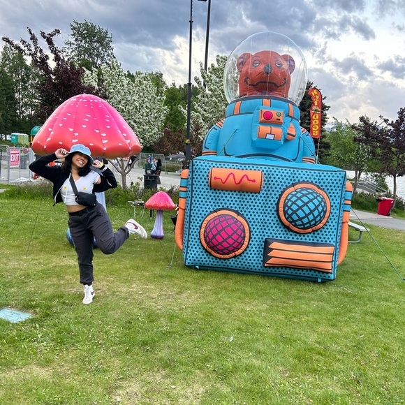 Hi, welcome to my closet! ☺️✨ - Picture 3 of 4